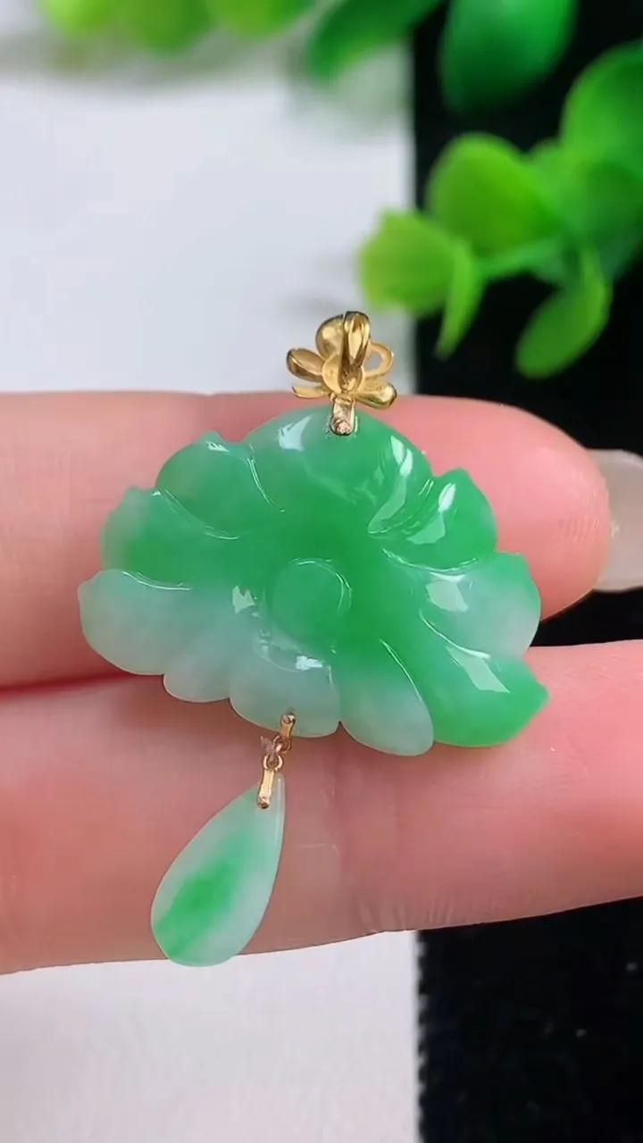 天然A货翡翠和和美美 荷花吊坠，尺寸33-24.8-6.3，重量:4.17g
9月4日