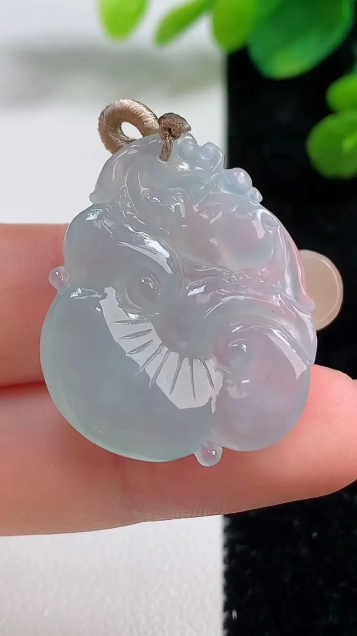 天然A货翡翠今非昔比 蜥蜴吊坠，尺寸29.3-25.3-5，重量:6.77g
9月5日