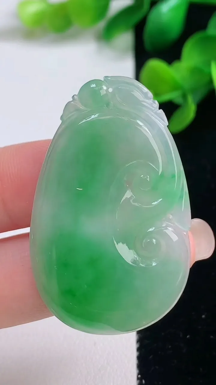 天然A货翡翠如意吊坠，尺寸45-28-4.3，重量:10.07g
9月4日
