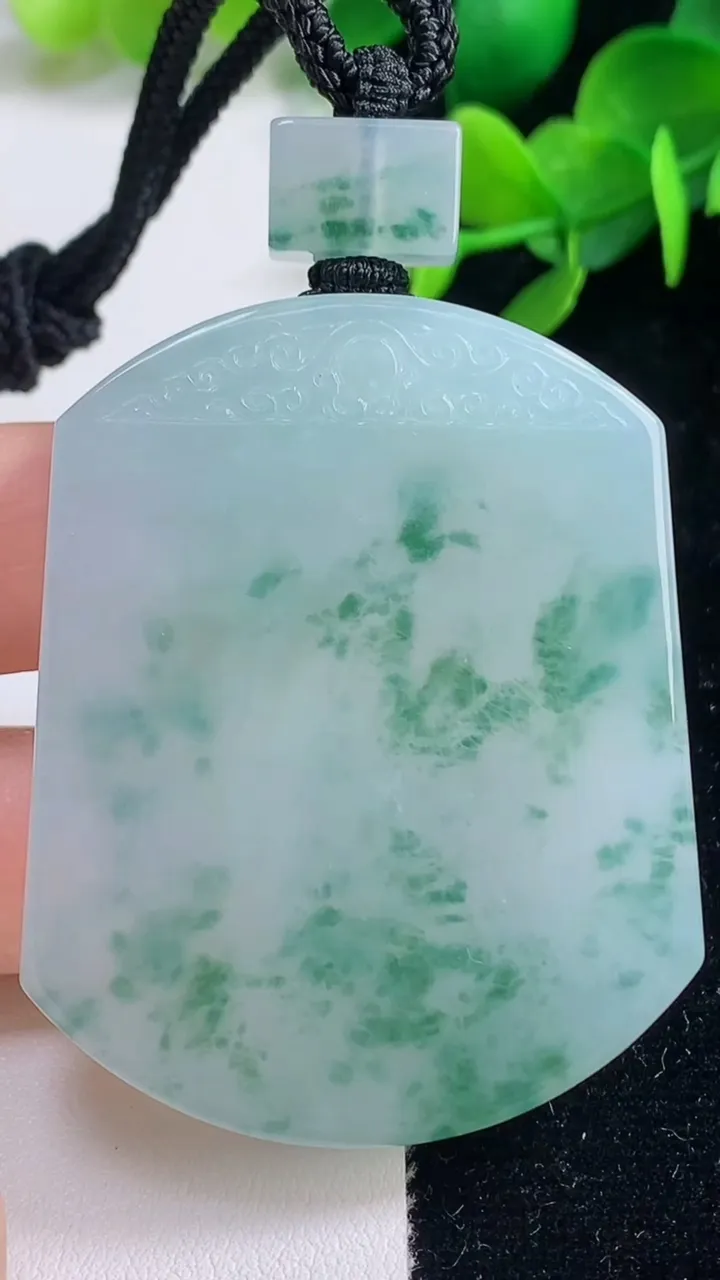 天然A货翡翠种飘花仿古无事牌吊坠，尺寸52.3-41.4-8，重量:55.64g
9月4日