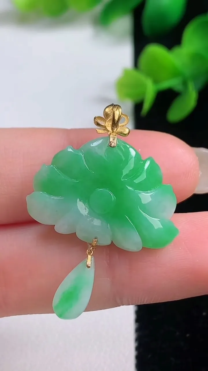 天然A货翡翠和和美美 荷花吊坠，尺寸33-24.8-6.3，重量:4.17g
9月4日