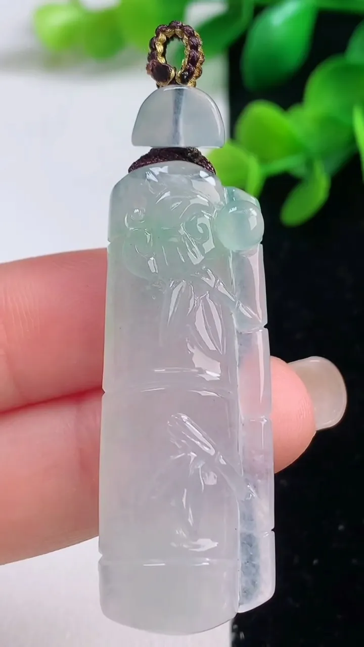 天然A货翡翠节节高升 竹节吊坠，尺寸46-17-6.4，重量:11.75g
9月4日