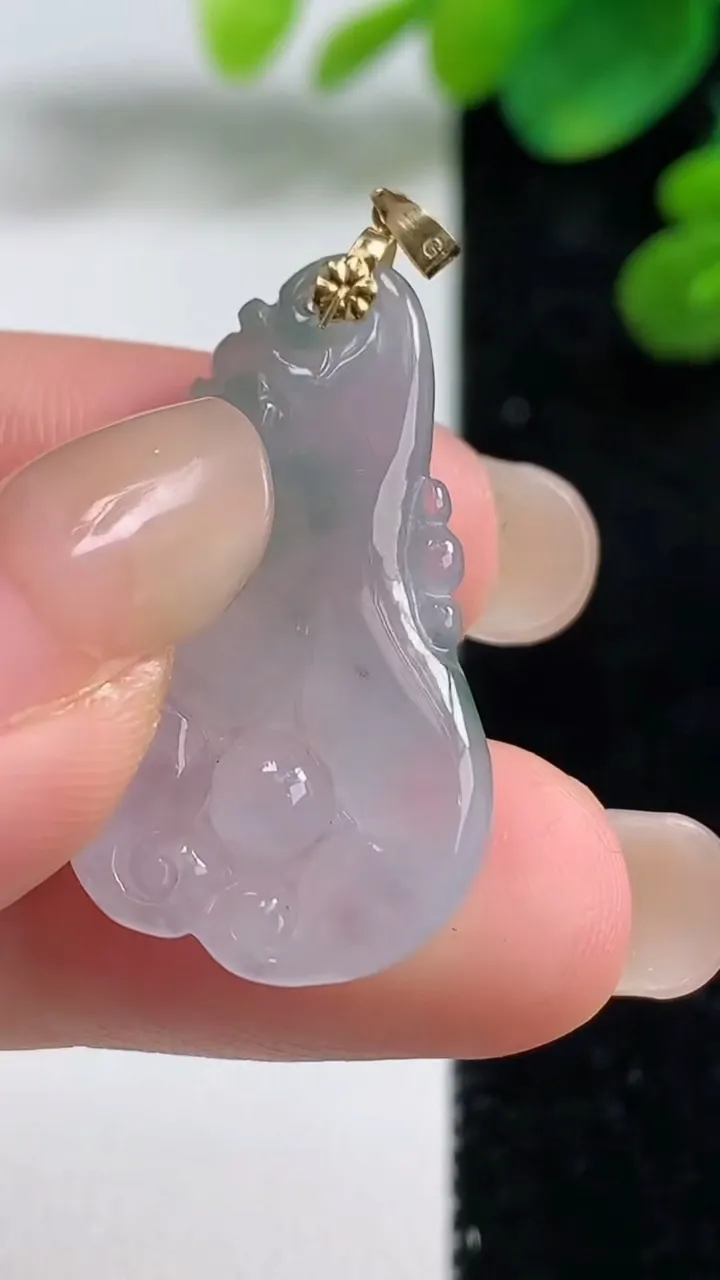 天然A货翡翠种飘花佛手瓜吊坠，尺寸30.7-17.8-6.3，重量:5.25g
9月4日
