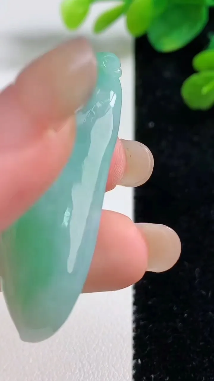 天然A货翡翠福瓜吊坠，尺寸47.8-18-11.6，重量:17.21g
9月4日