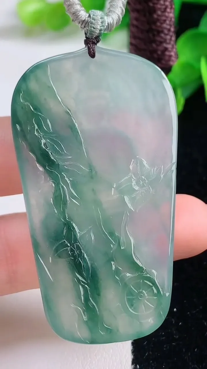天然A货翡翠冰种飘花虚空藏观音菩萨吊坠，尺寸56-32-5.2，重量:24.95g
9月4日