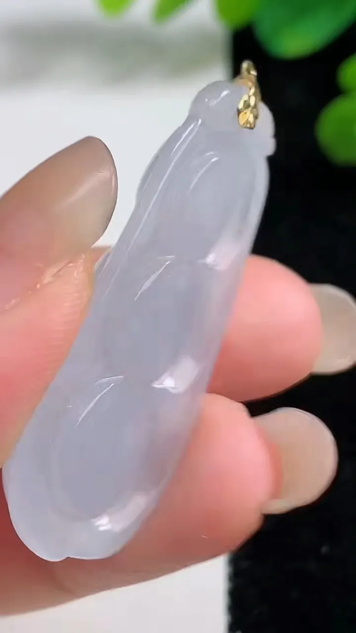 天然A货翡翠种白冰福豆吊坠，尺寸39.4-16-7，重量:7.44g
9月4日