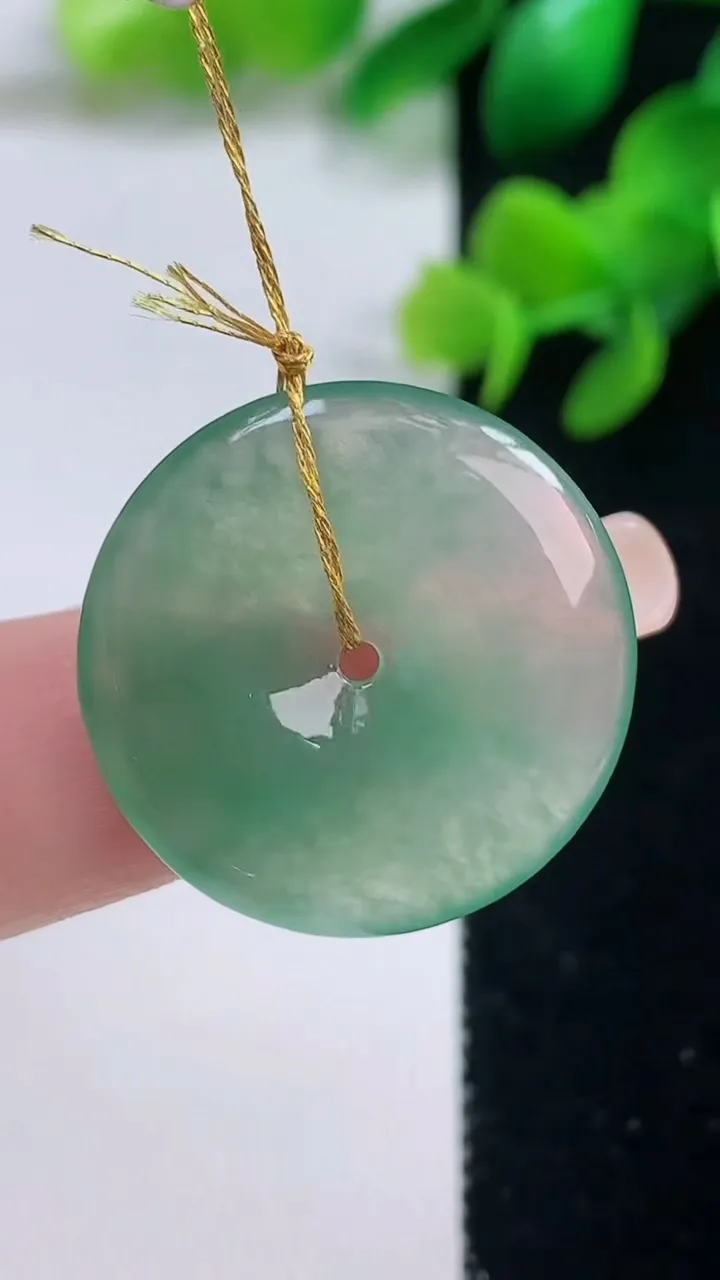 天然A货翡翠平安扣吊坠，尺寸24-4，重量:5.40g
9月4日