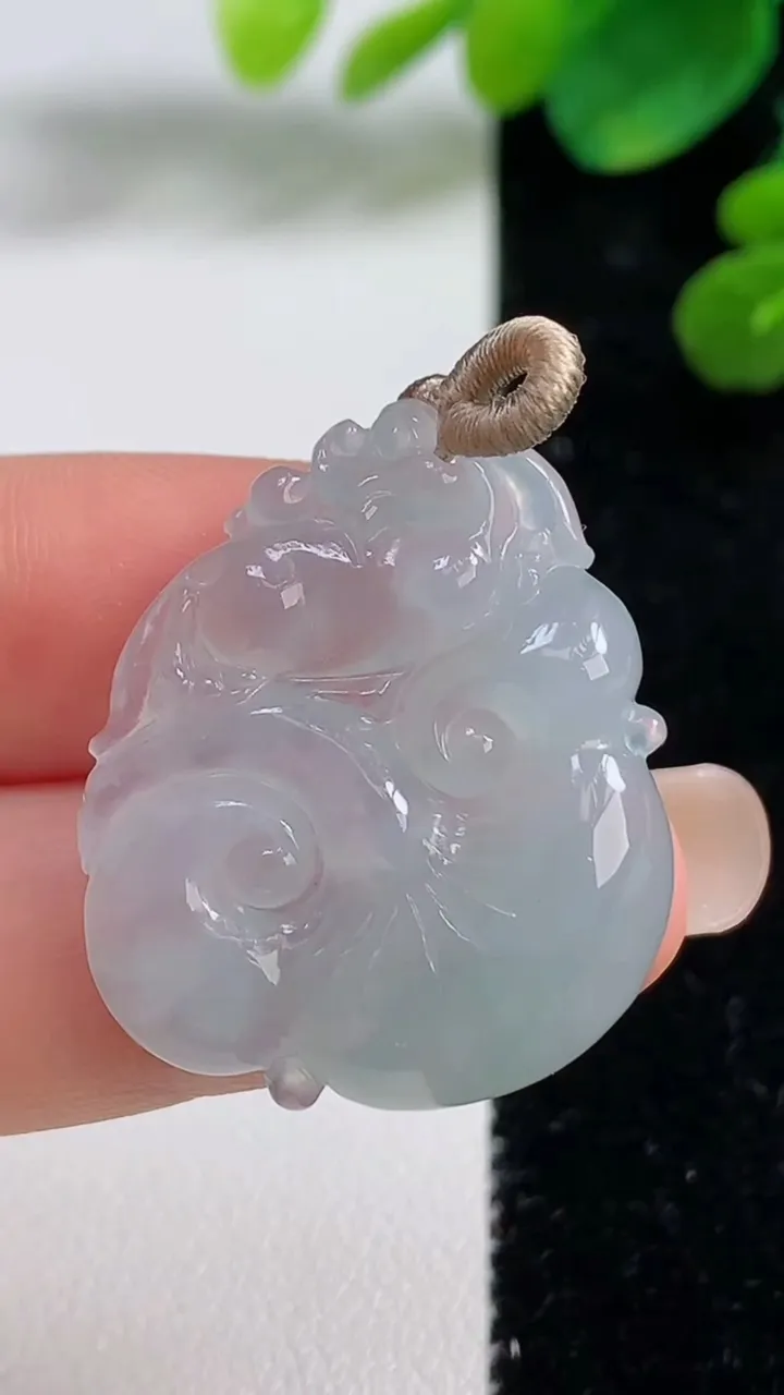 天然A货翡翠今非昔比 蜥蜴吊坠，尺寸29.3-25.3-5，重量:6.77g
9月5日