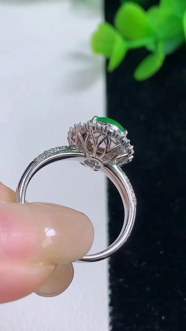 天然A货翡翠蛋面戒指，尺寸18.8-8.2-7.5，重量:3.45g2025年9月4日
工厂直销收藏佳品,种好水足，色泽均匀，有种有色，上手高大气！