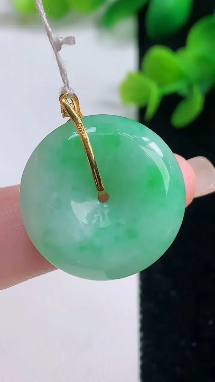 天然A货翡翠平安扣吊坠，尺寸23-6，重量:7.08g
9月4日