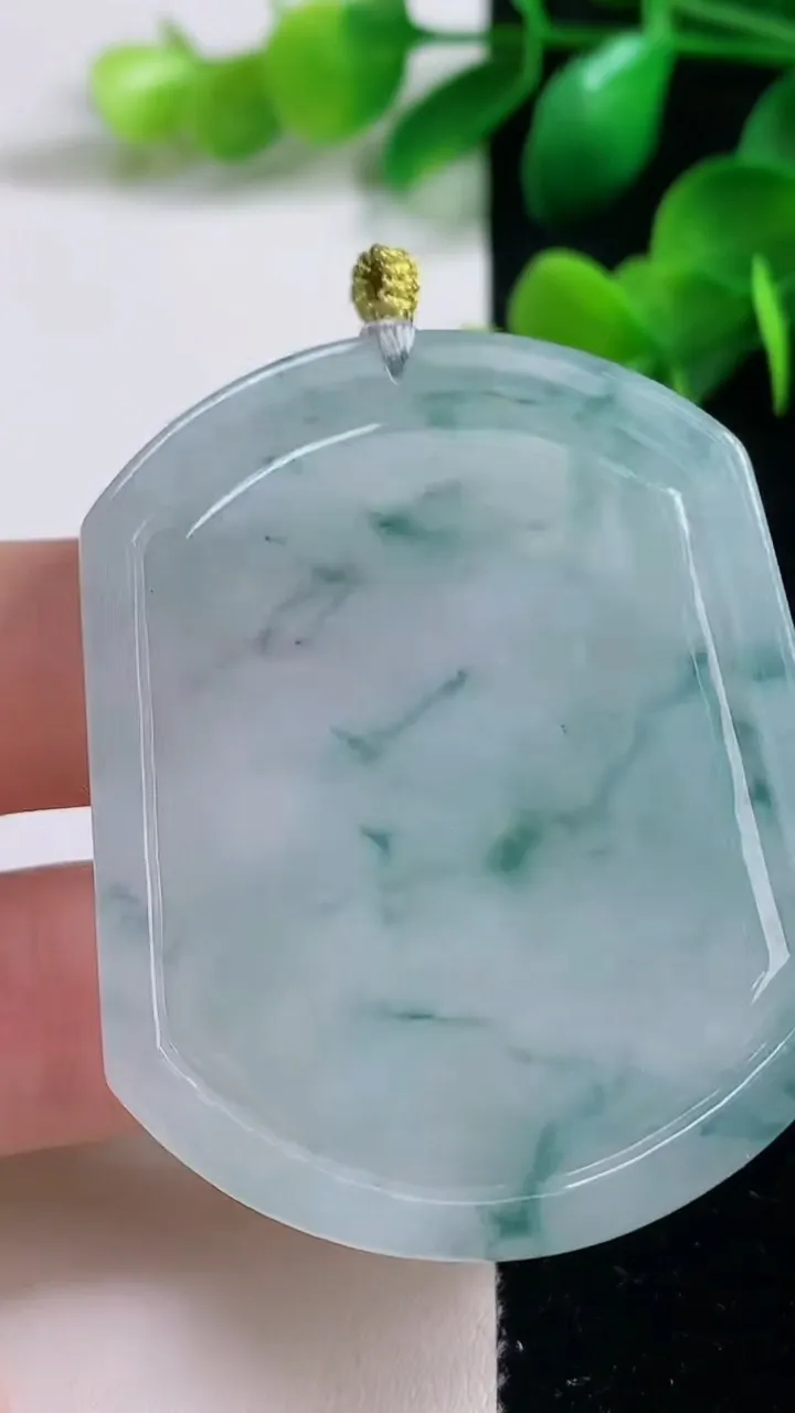 天然A货翡翠冰种飘花生肖牛吊坠，尺寸53-43-5.3，重量:27.70g
9月4日