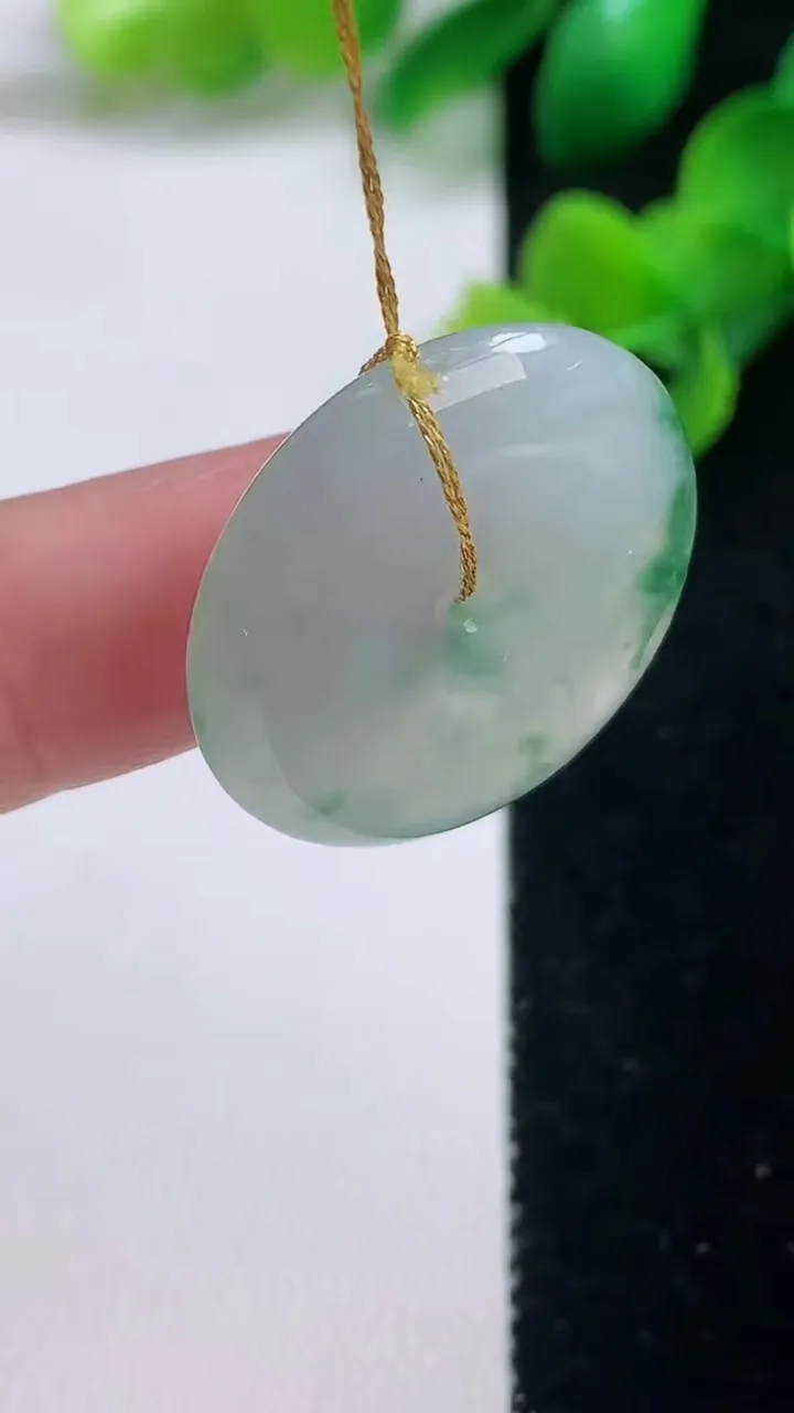 天然A货翡翠平安扣吊坠，尺寸25.5-5，重量:7.67g
9月4日