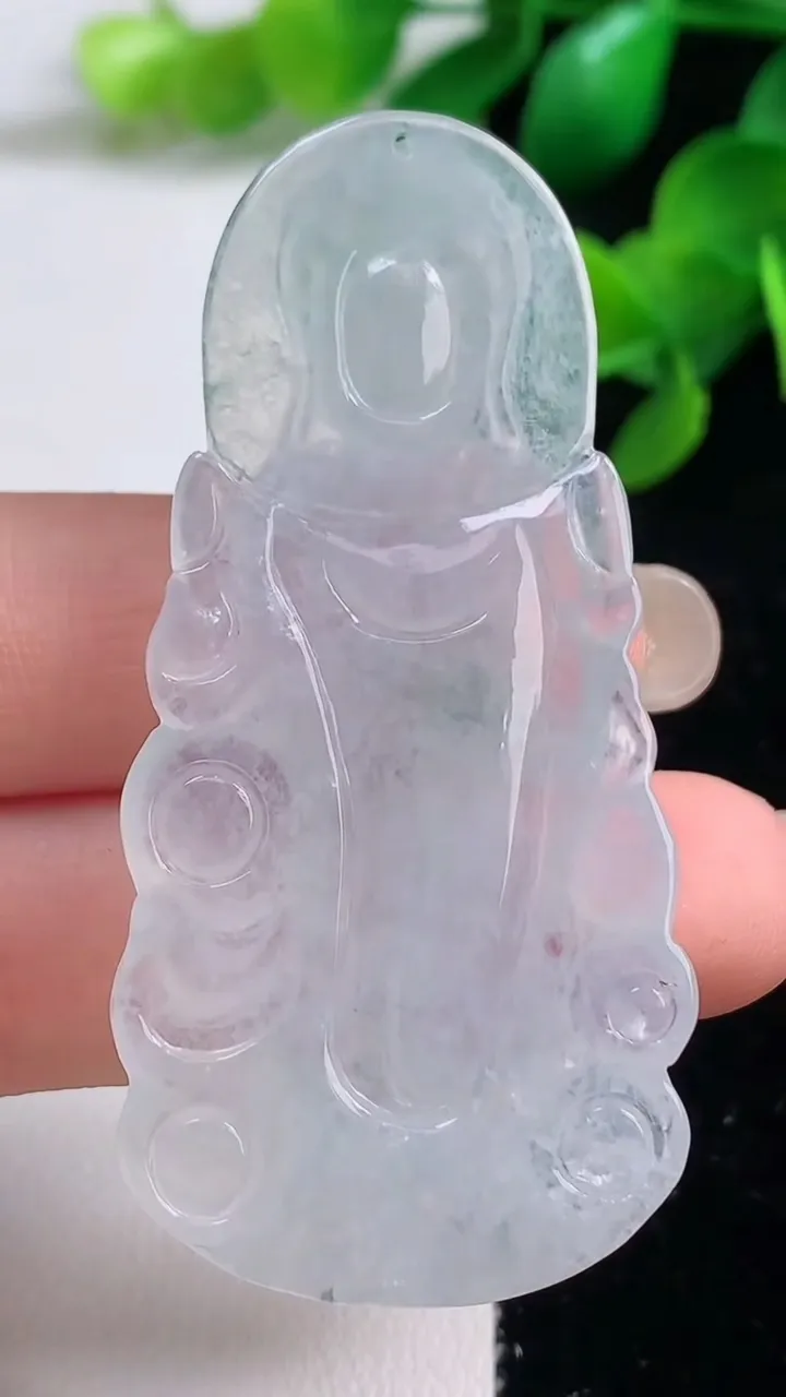 天然A货翡翠冰种飘花观音菩萨吊坠，尺寸59-27.2-5，重量:14.65g
9月4日