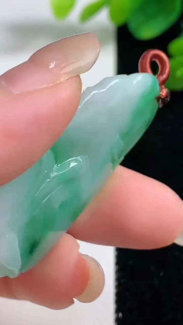 天然A货翡翠荷叶鱼吊坠，尺寸43-23.6-6，重量:12.05g
9月4日
