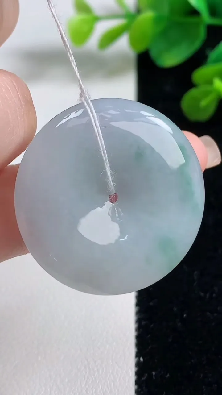 天然A货翡翠飘花平安扣吊坠，尺寸32.4-5.7，重量:12.92g
9月4日