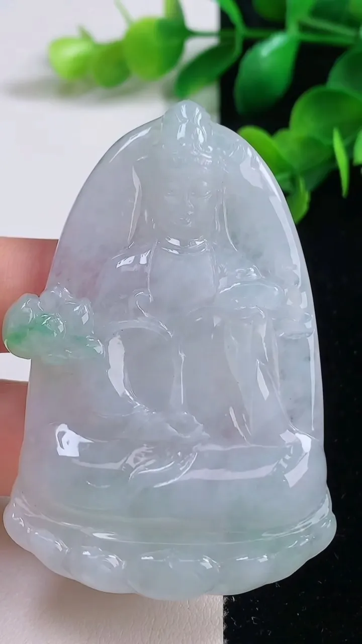 天然A货翡翠大势至观音菩萨吊坠，尺寸65-39.4-6.5，重量:35.34g
9月4日
