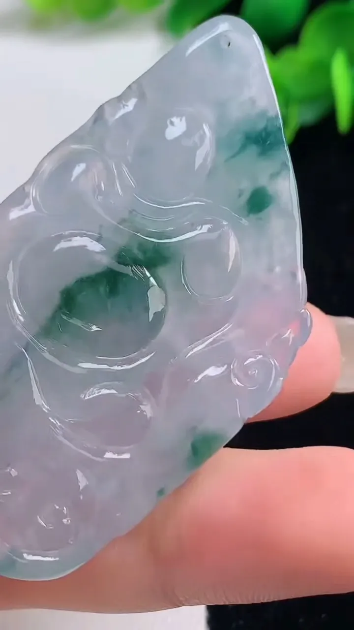 天然A货翡翠种飘花佛公吊坠，尺寸27-30-5.3，重量:7.00g
9月4日