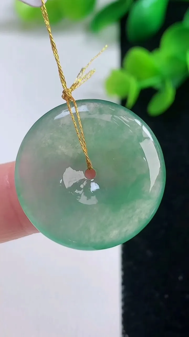 天然A货翡翠平安扣吊坠，尺寸24-4，重量:5.40g
9月4日