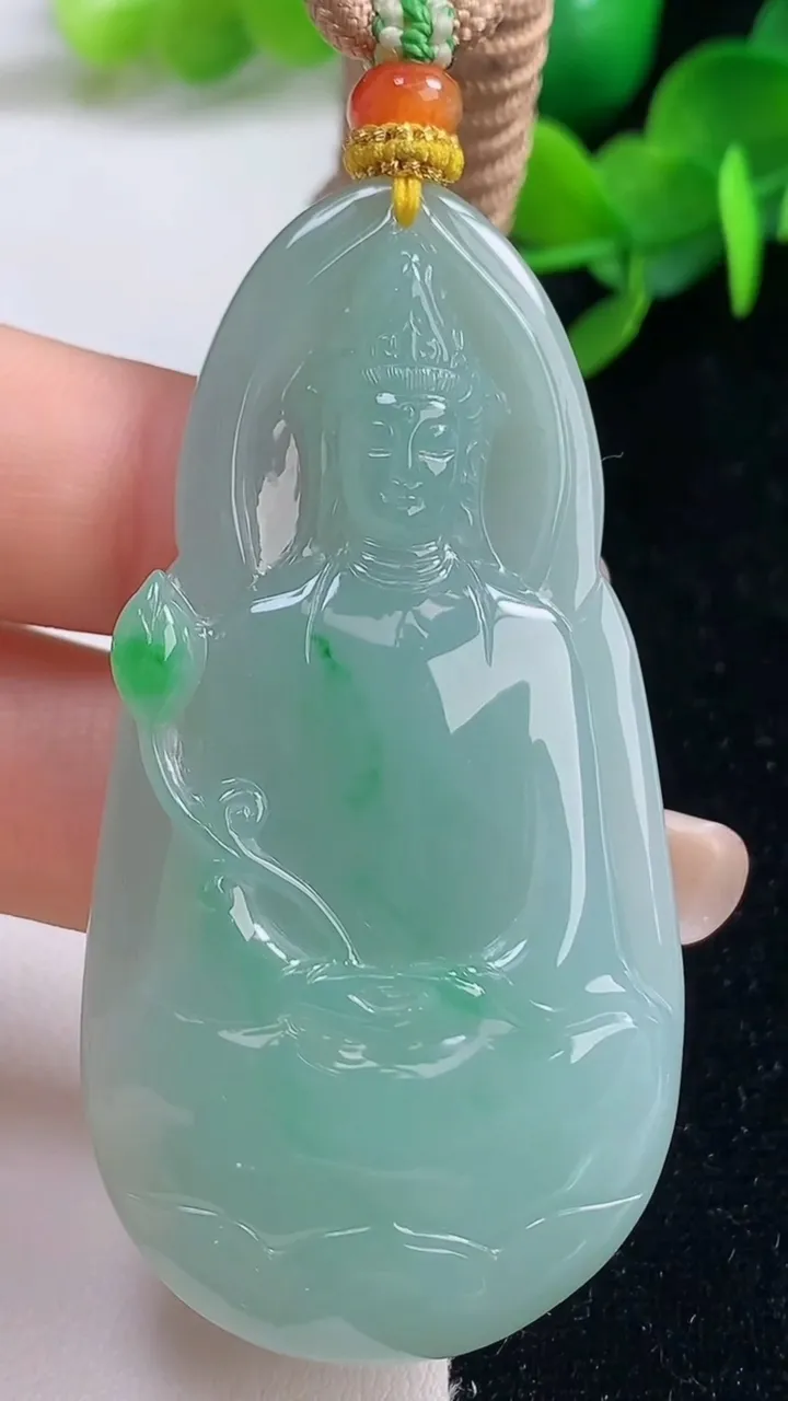 天然A货翡翠大势至观音菩萨吊坠，尺寸62.3-62.5-7.2，重量:36.23g
9月4日