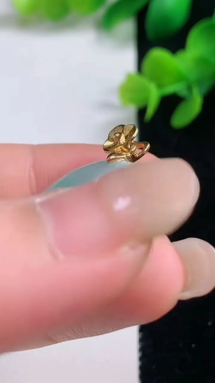 天然A货翡翠平安扣吊坠，尺寸23.4-4.5，重量:6.74g
9月4日