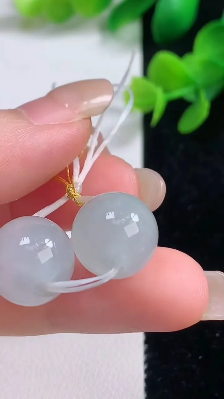 天然A货翡翠圆珠吊坠，尺寸13，重量:8.03g
9月4日