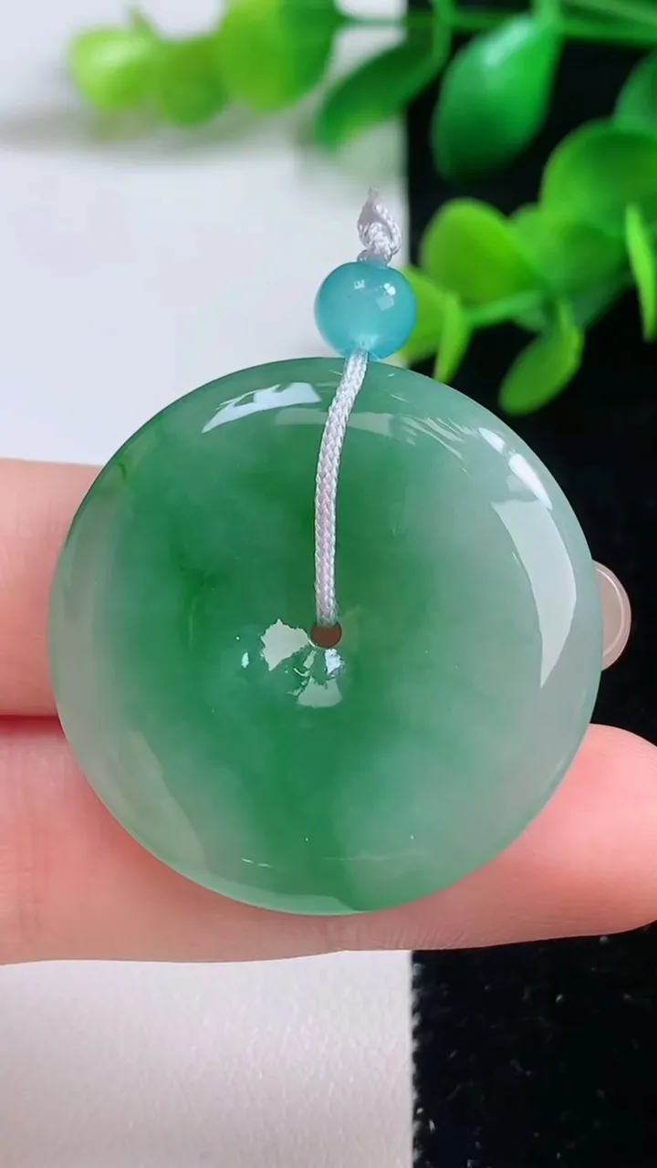 天然A货翡翠平安扣吊坠，尺寸33.7-5.3，重量:13.35g
9月4日