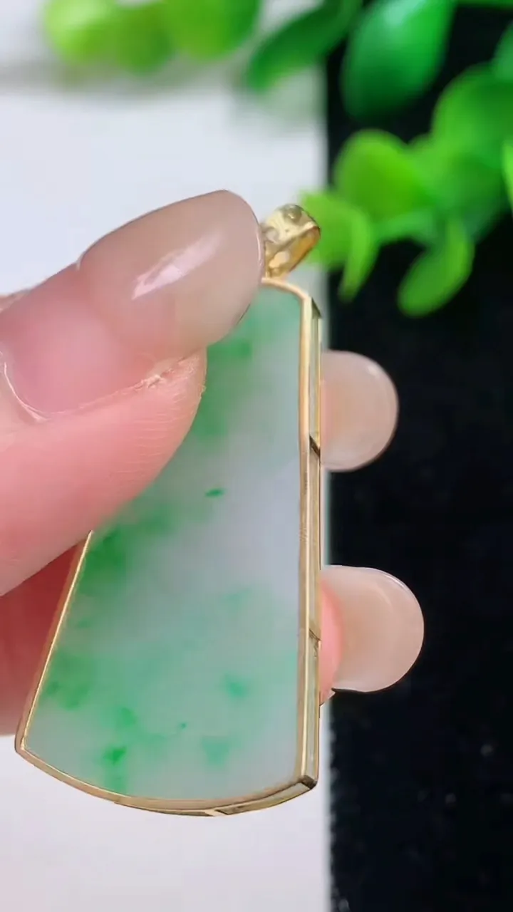 天然A货翡翠无事牌吊坠，尺寸33.8-18-3，重量:4.85g
9月4日