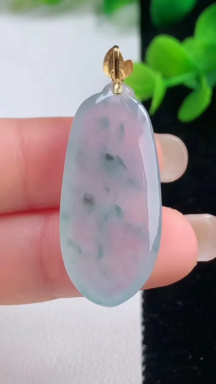 天然A货翡翠种飘花福瓜吊坠，尺寸33.3-15.3-6，重量:6.88g
9月4日
