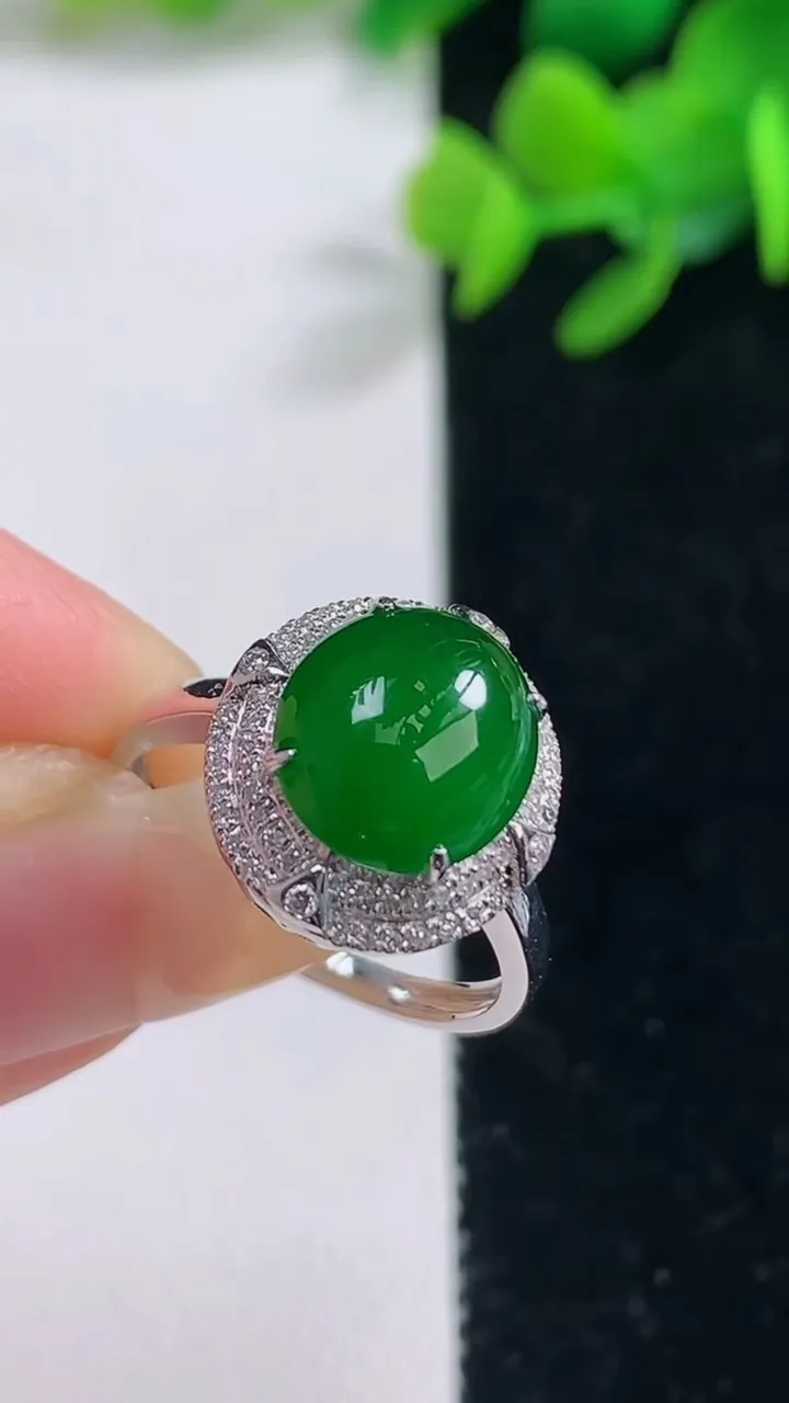 天然A货翡翠蛋面戒指，尺寸17.8-10.2-9，重量:4.38g2025年9月4日
工厂直销收藏佳
