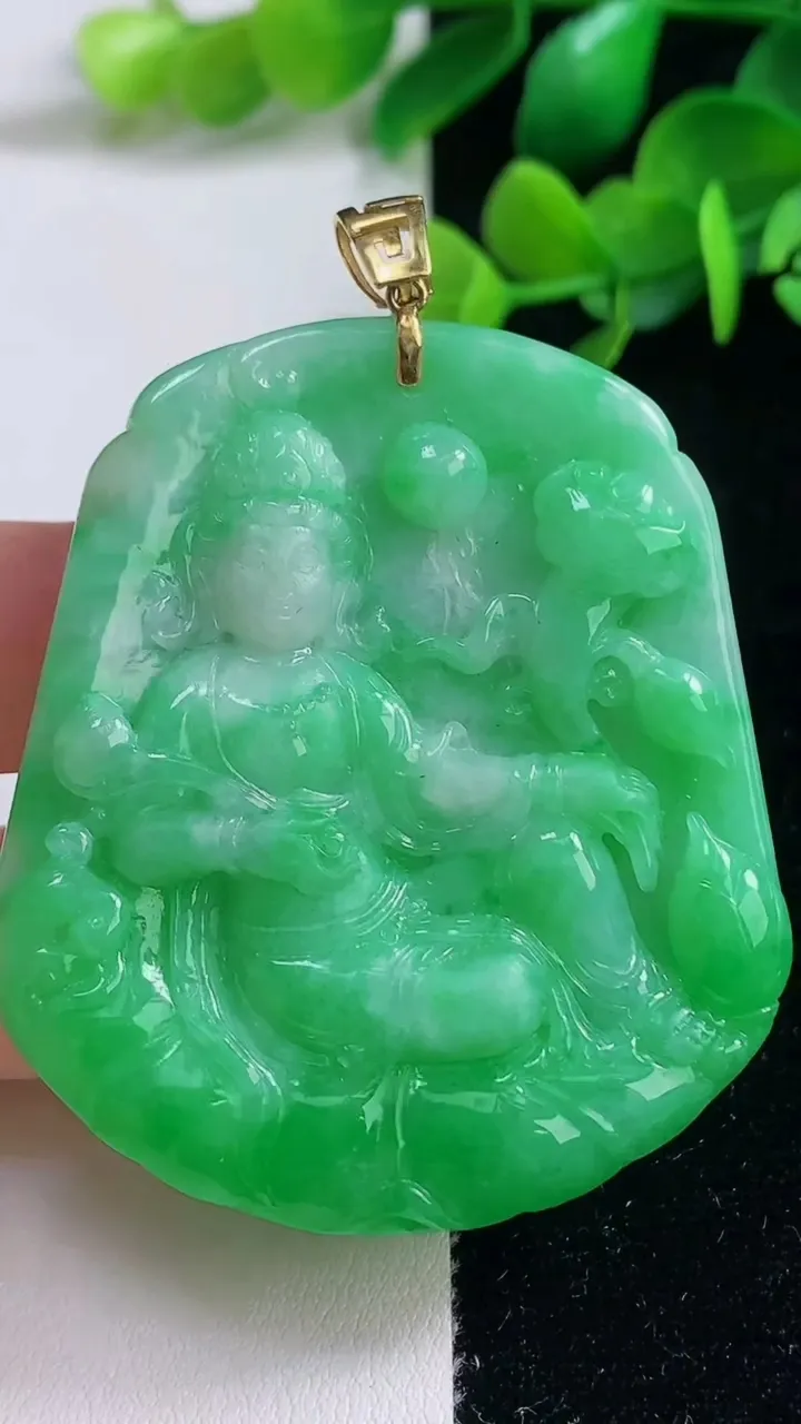 天然A货翡翠大势至观音菩萨吊坠，尺寸54-46.8-6.6，重量:34.88g
9月4日
