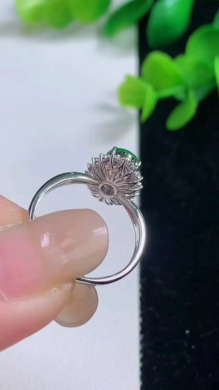 天然A货翡翠蛋面戒指，尺寸17.4-9-5.8，重量:2.18g2025年9月4日
工厂直销收藏佳品,种好水足，色泽均匀，有种有色，上手高大气！