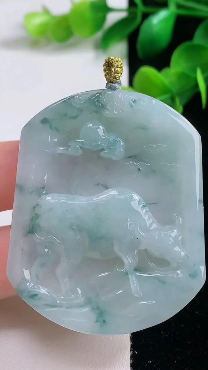 天然A货翡翠冰种飘花生肖牛吊坠，尺寸53-43-5.3，重量:27.70g
9月4日