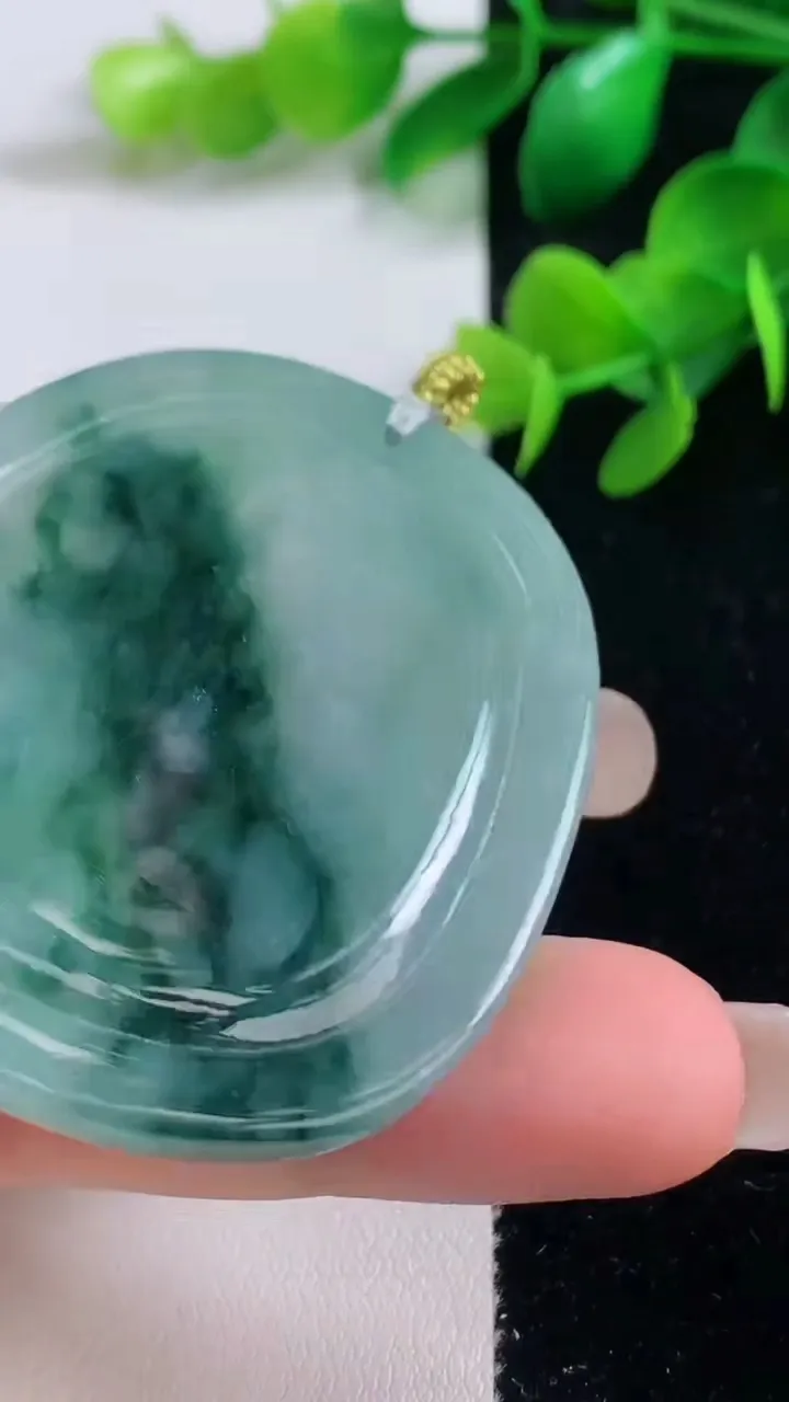 天然A货翡翠冰种飘花生肖牛吊坠，尺寸52.4-44.8-5.4，重量:28.52g
9月4日
