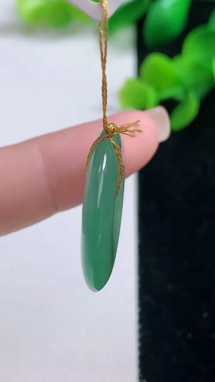 天然A货翡翠平安扣吊坠，尺寸24-4，重量:5.40g
9月4日