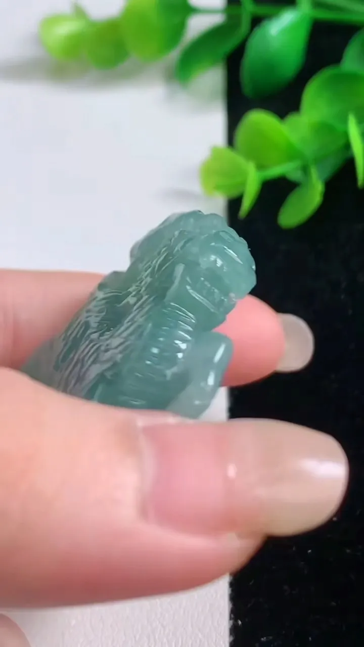 天然A货翡翠龙马精神吊坠，尺寸44.2-43-7，重量:28.22g
9月4日
