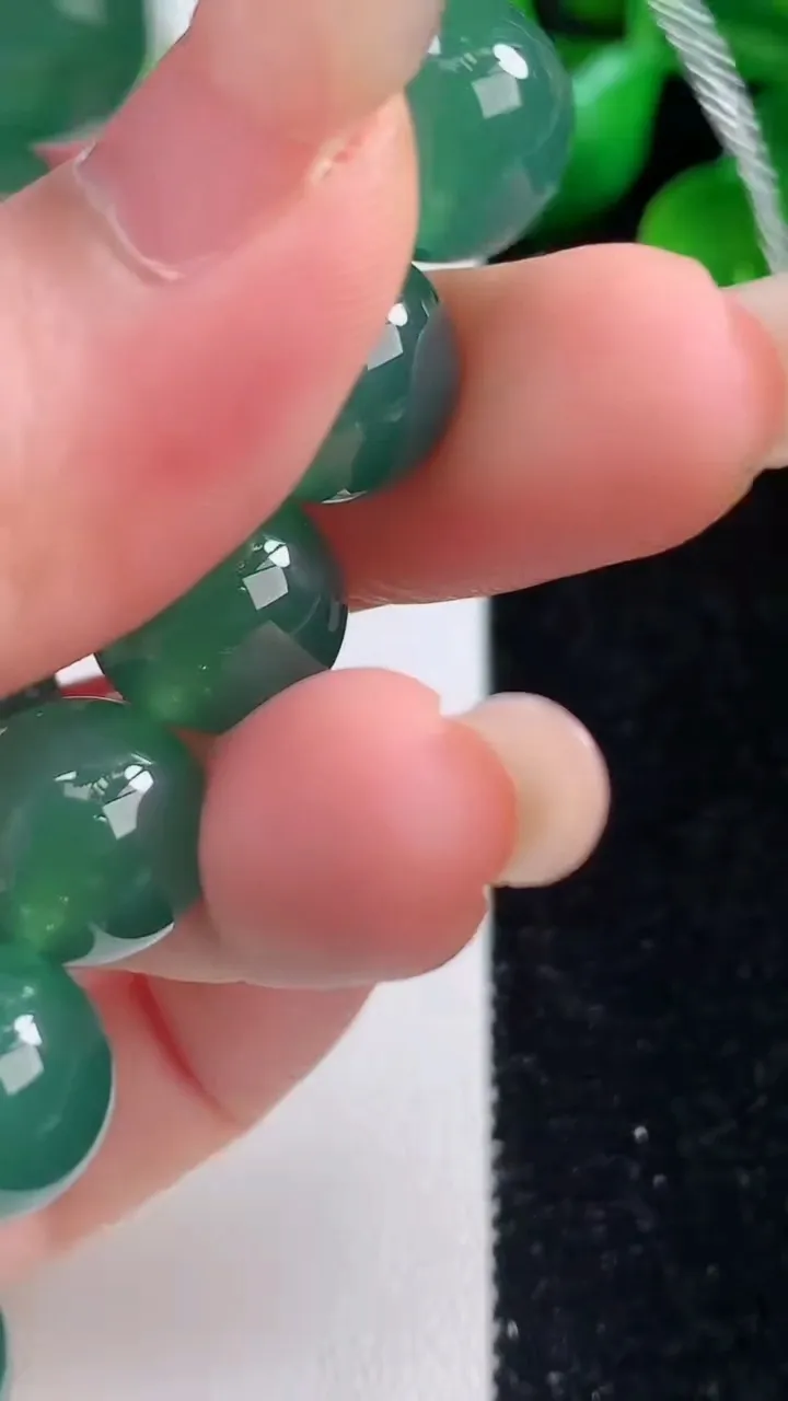 天然A货翡翠圆珠手串，尺寸11.4-17颗，重量:48.13g9月4日
工厂直销收藏佳品,种好水足，色泽均匀，有种有色，上手高大气！