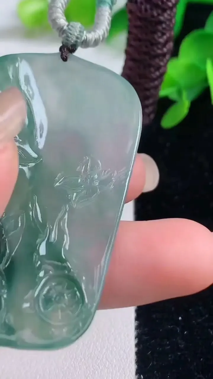 天然A货翡翠冰种飘花虚空藏观音菩萨吊坠，尺寸56-32-5.2，重量:24.95g
9月4日