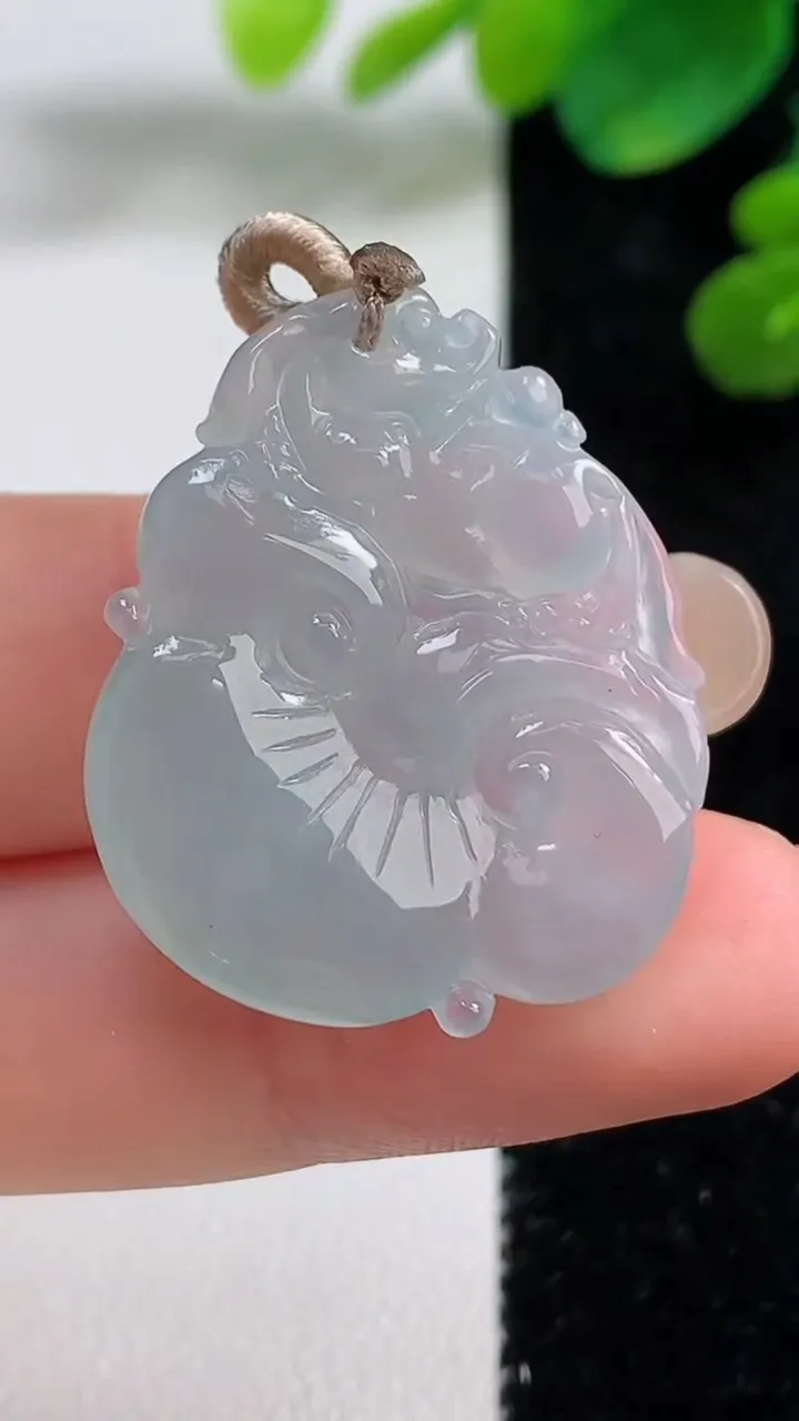 天然A货翡翠今非昔比 蜥蜴吊坠，尺寸29.3-25.3-5，重量:6.77g
9月5日