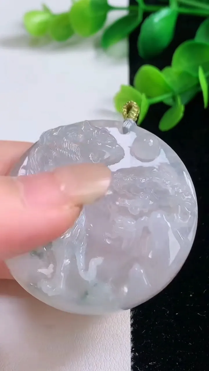 天然A货翡翠冰种飘花生肖虎吊坠，尺寸46.2-7.5，重量:33.50g
9月4日