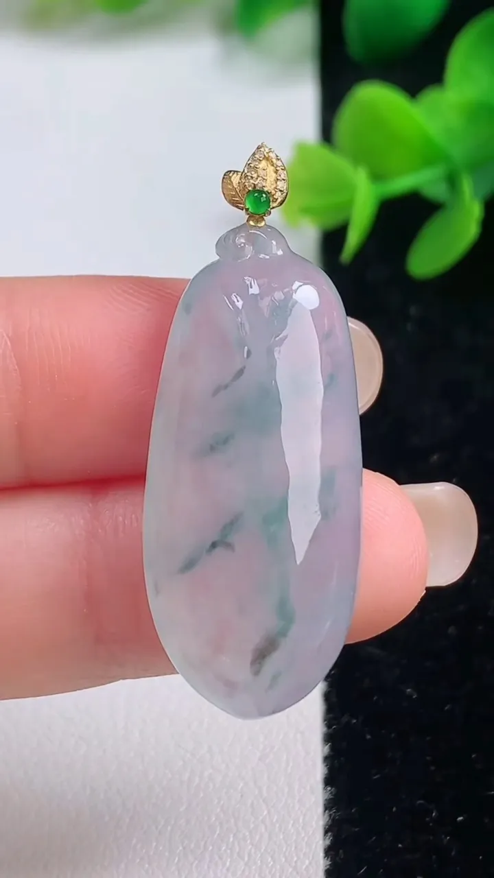 天然A货翡翠种飘花福瓜吊坠，尺寸33.3-15.3-6，重量:6.88g
9月4日