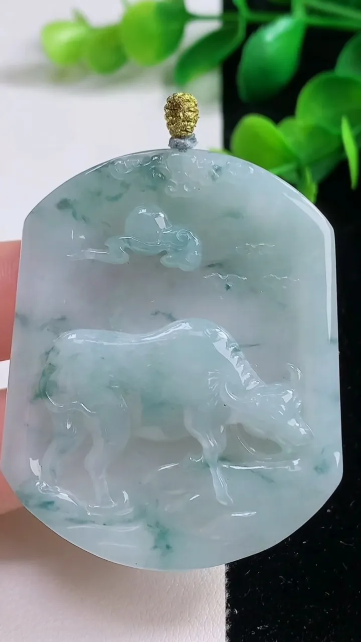 天然A货翡翠冰种飘花生肖牛吊坠，尺寸53-43-5.3，重量:27.70g
9月4日
