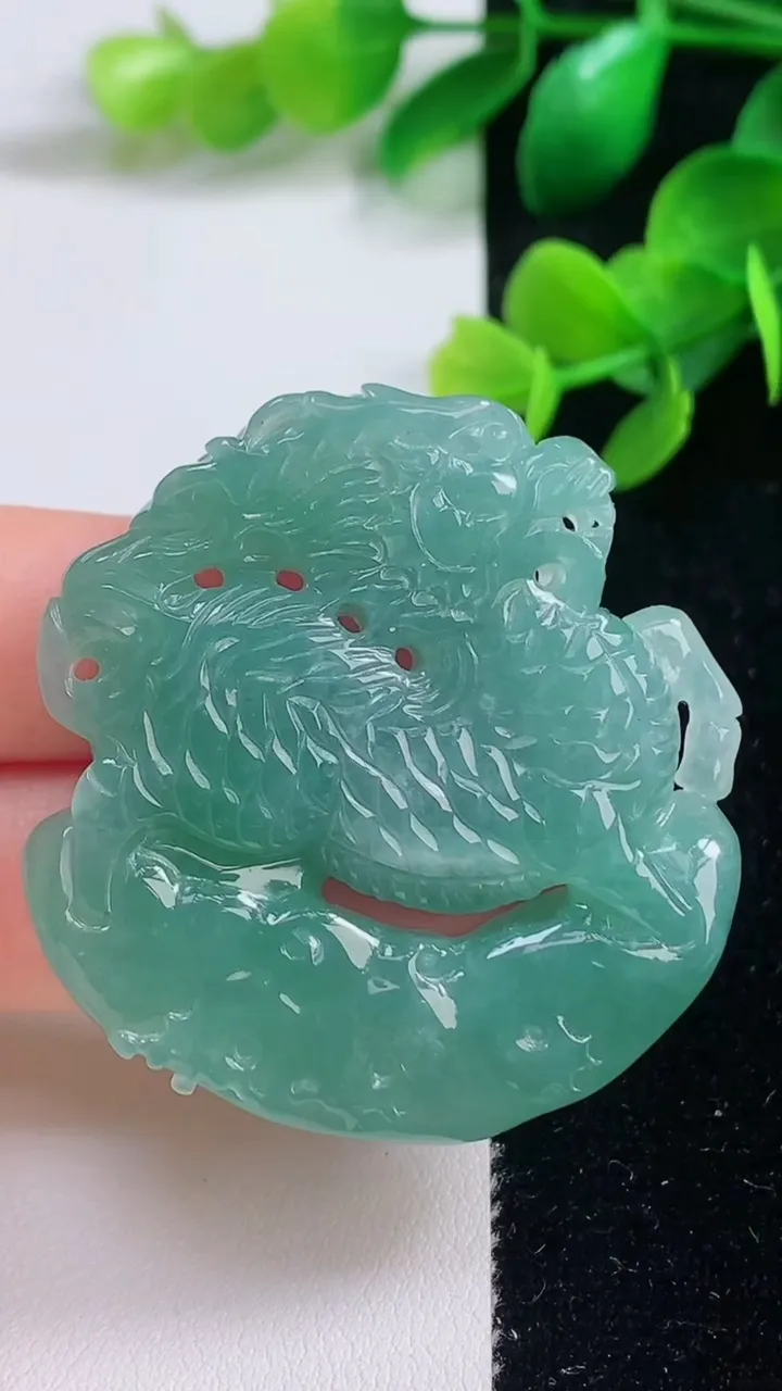 天然A货翡翠龙马精神吊坠，尺寸44.2-43-7，重量:28.22g
9月4日