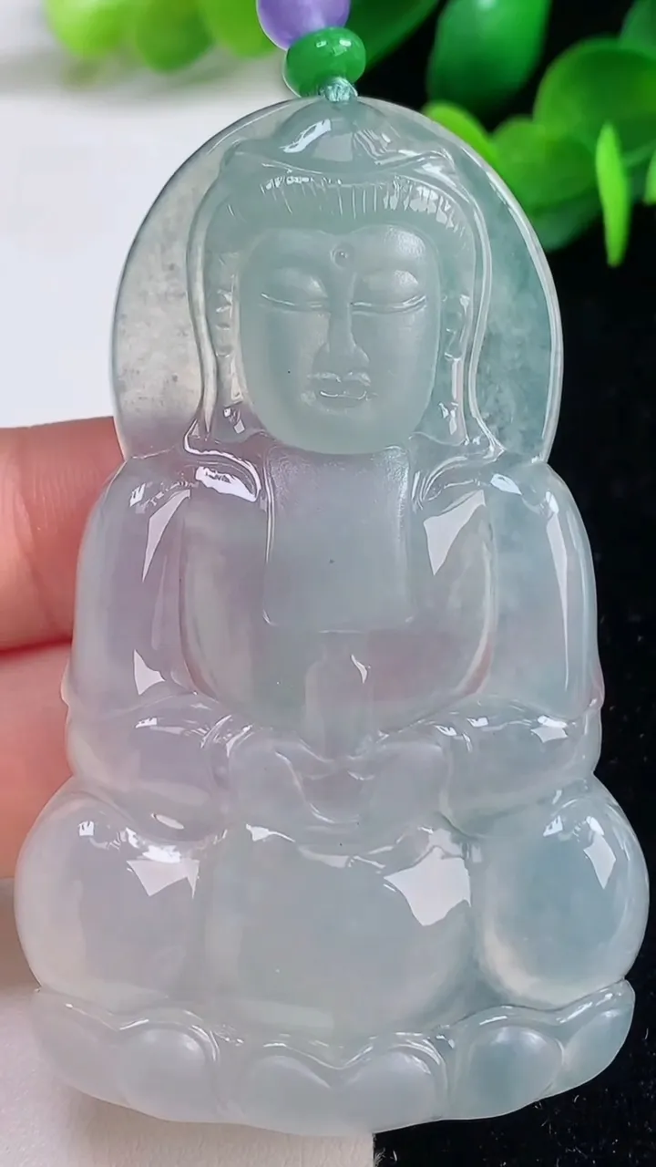 天然A货翡翠正装观音菩萨吊坠，尺寸69.3-42.3-5.6，重量:33.35g
9月4日