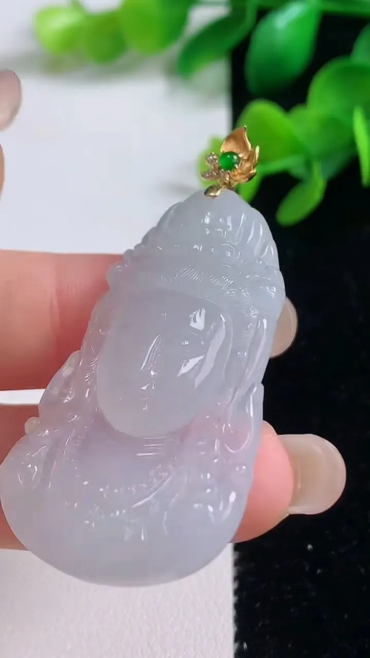 天然A货翡翠种白冰观音头吊坠，尺寸32.4-26.5-5.6，重量:11.66g
9月4日