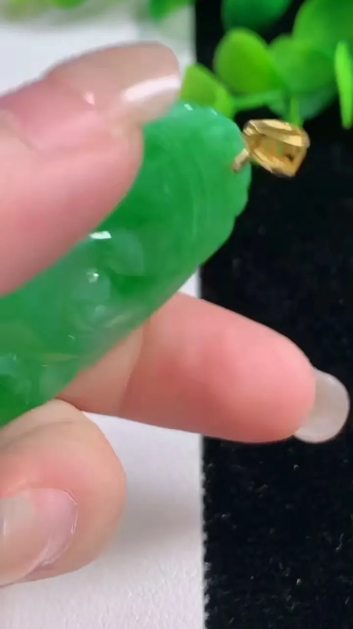 天然A货翡翠如意吊坠，尺寸54-35.7-5，重量:21.50g
9月4日