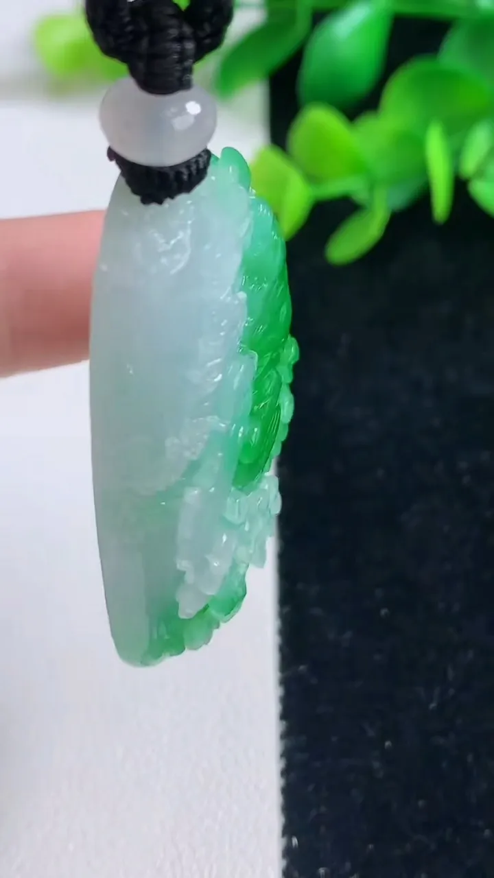 天然A货翡翠山水牌吊坠，尺寸47.6-28-10.6，重量:30.07g
9月4日