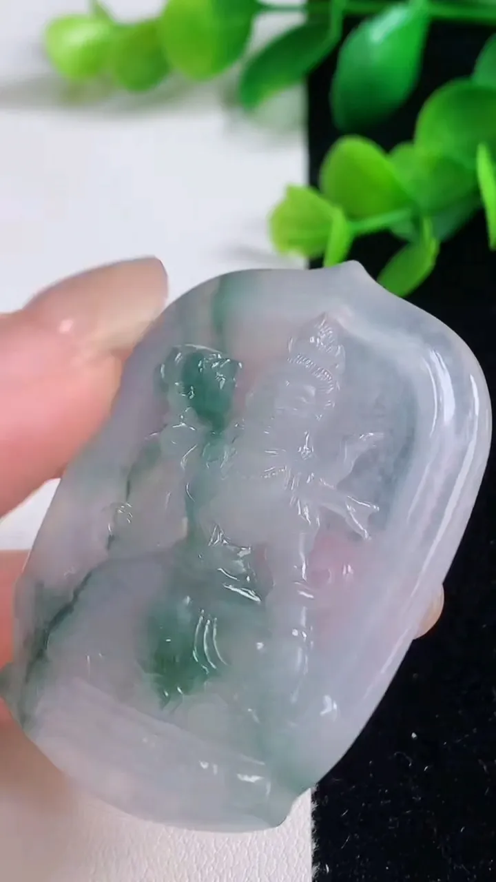 天然A货翡翠冰种飘花大势至观音菩萨吊坠，尺寸51.4-37.6-4.5，重量:20.47g
9月4日