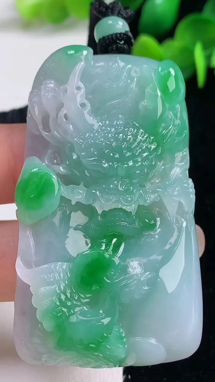 天然A货翡翠龙牌吊坠，尺寸59-34.5-9.4，重量:48.21g
9月4日