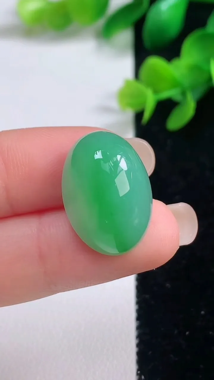天然A货翡翠蛋面镶嵌件，尺寸21.2-14.8-11，重量:6.11g
9月4日