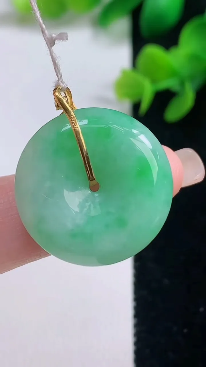天然A货翡翠平安扣吊坠，尺寸23-6，重量:7.08g
9月4日
